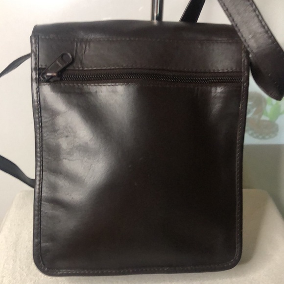 KENNETH COLE dark brown soft leather crossbody handbag. 5 compartments on bag. - Picture 4 of 14